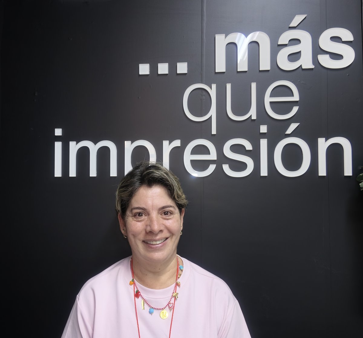 Catalina María Vélez Bernal, fundadora de Imagen Color, frente al letrero de la empresa