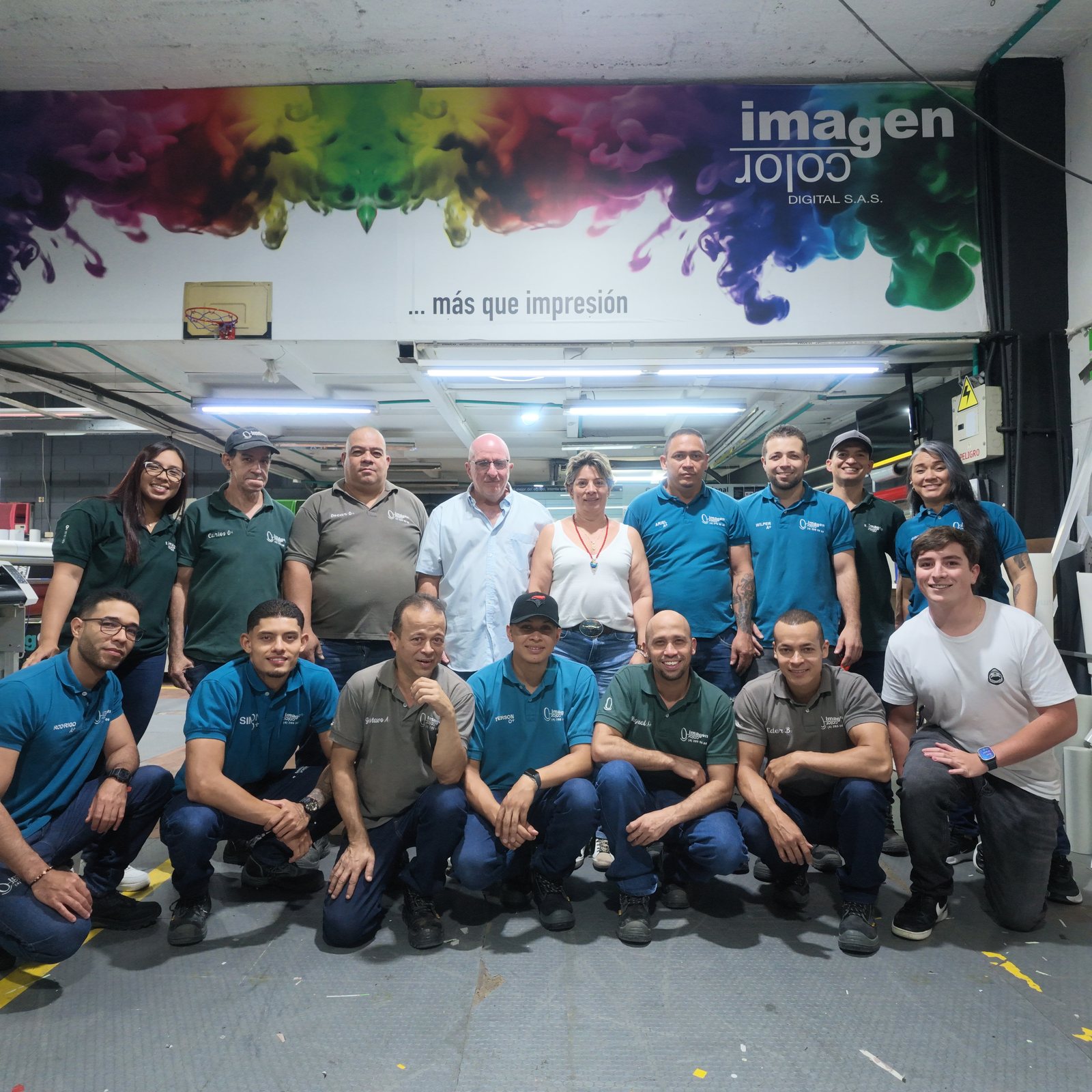 Equipo de Imagen Color Digital S.A.S. en el taller de producción