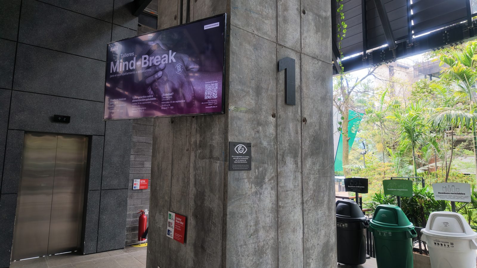 Bloque 20 Eafit — señalización interior de piso