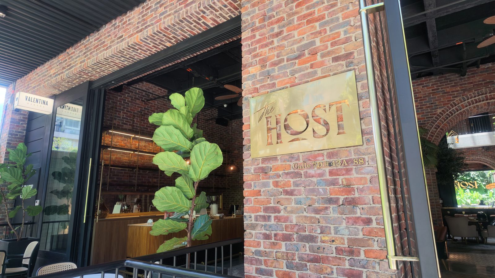 The Host Hotel calle 10 — placa de aviso en fachada