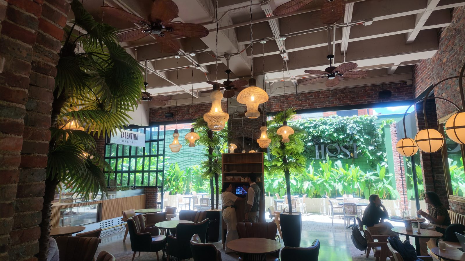 The Host Hotel calle 10 — señalización de marca en salón
