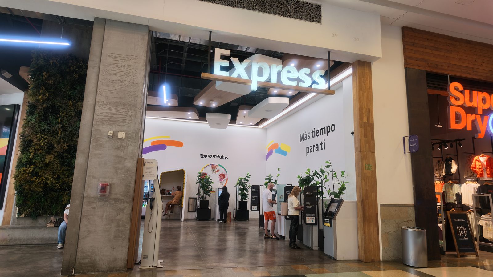 Hall de cajeros Bancolombia — aviso luminoso