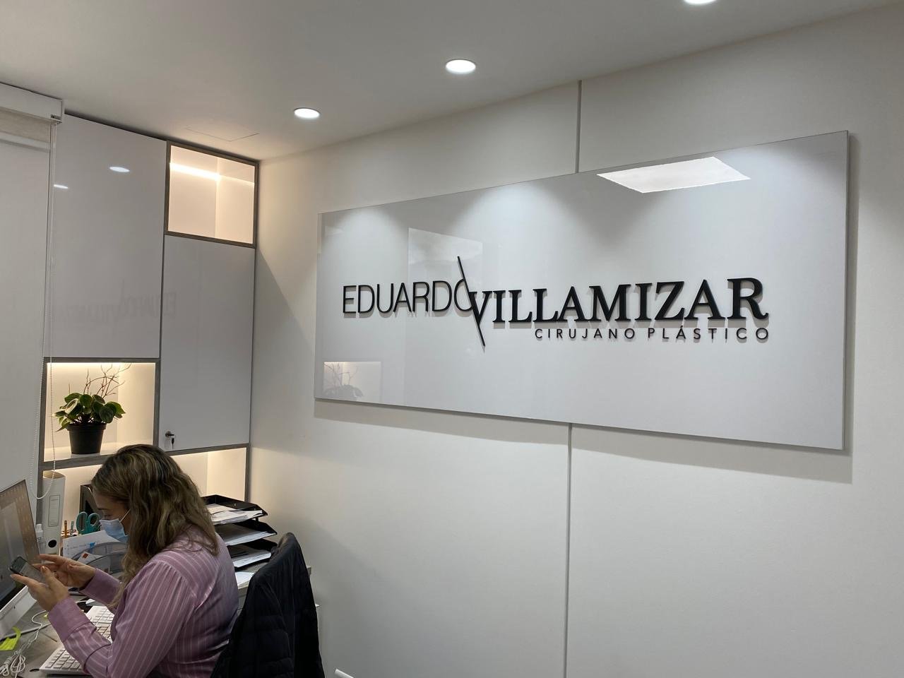 Consultorio Eduardo Villamizar — letras corpóreas de recepción
