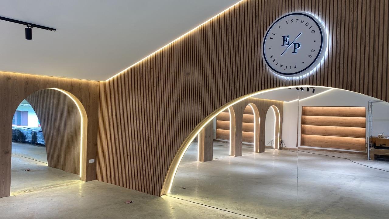 El Estudio de Pilates — aviso circular retroiluminado