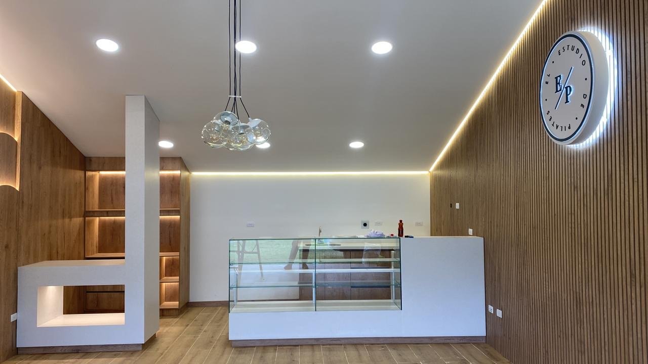 El Estudio de Pilates — aviso circular retroiluminado en interior