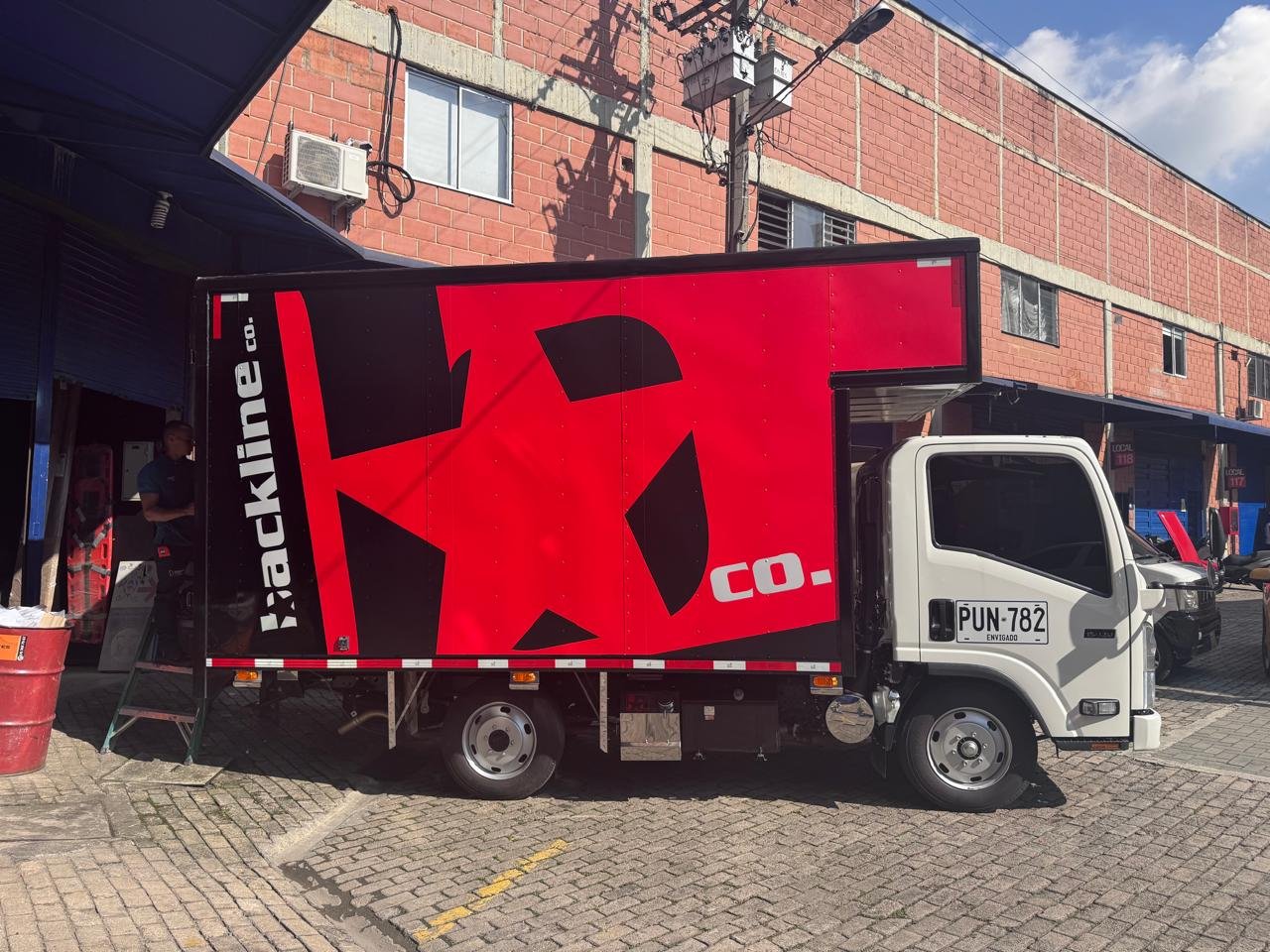 Backline Co. — rotulación de furgón