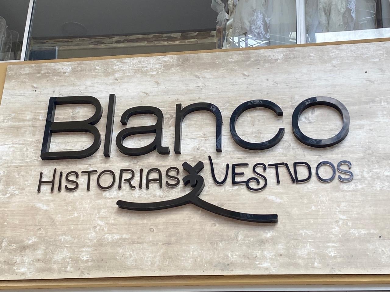 Blanco Historias y Vestidos — letras corpóreas de fachada