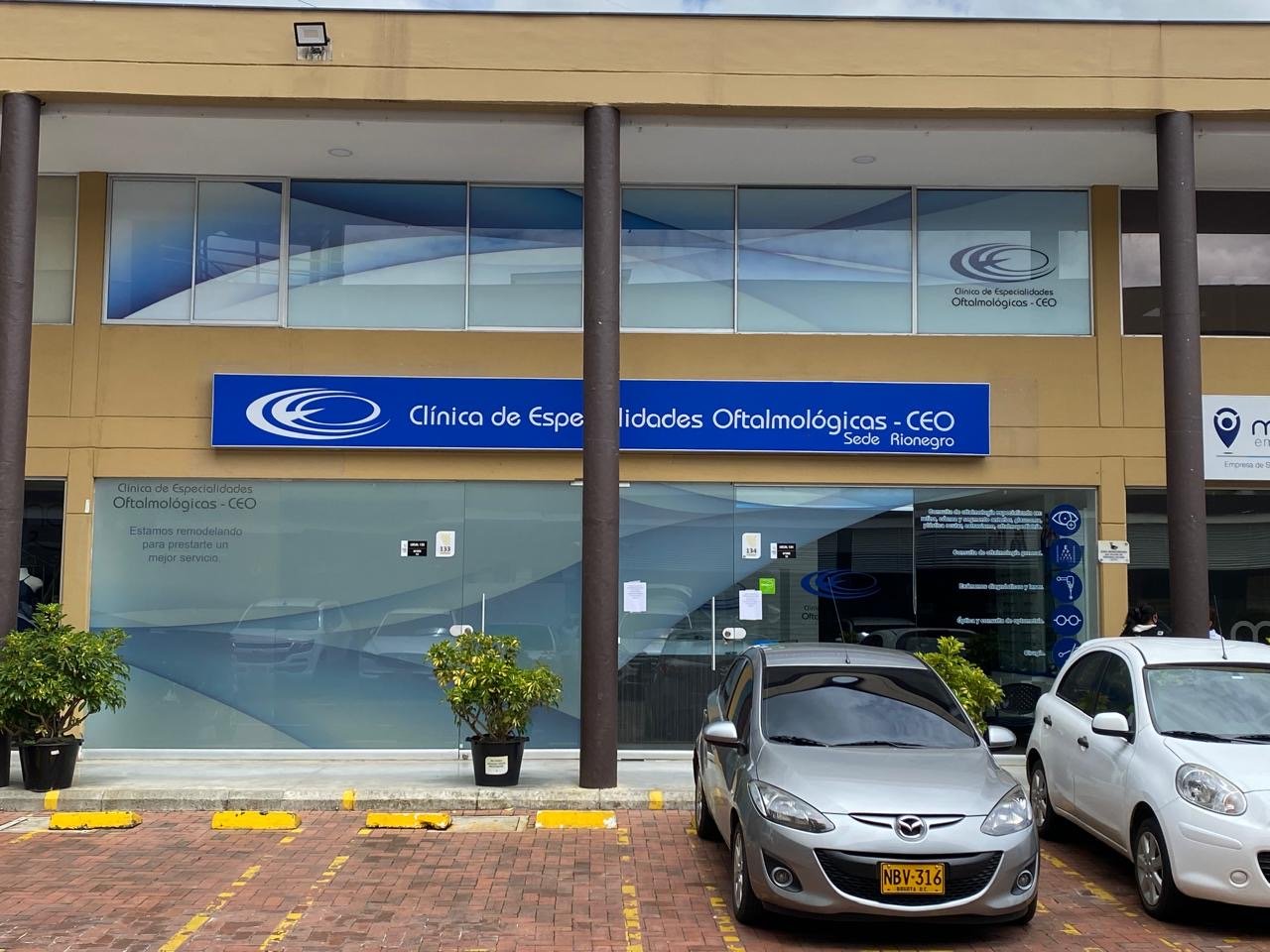 Clínica CEO sede Rionegro — aviso de fachada iluminado