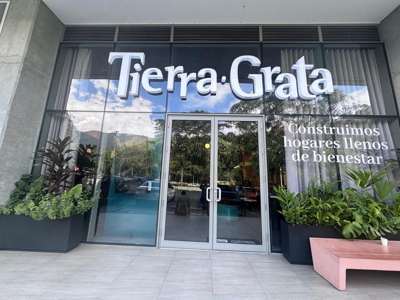 Tierra Grata — letras corpóreas iluminadas de fachada