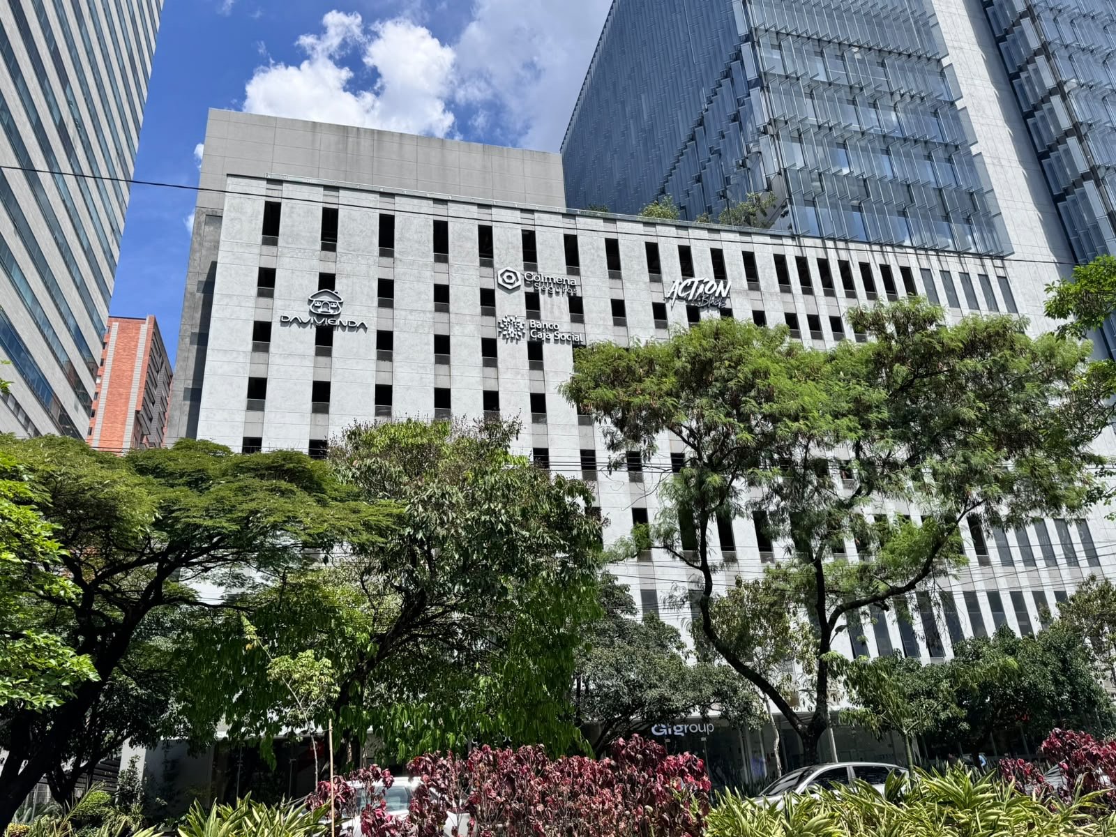 Davivienda — letras corpóreas de fachada en edificio corporativo