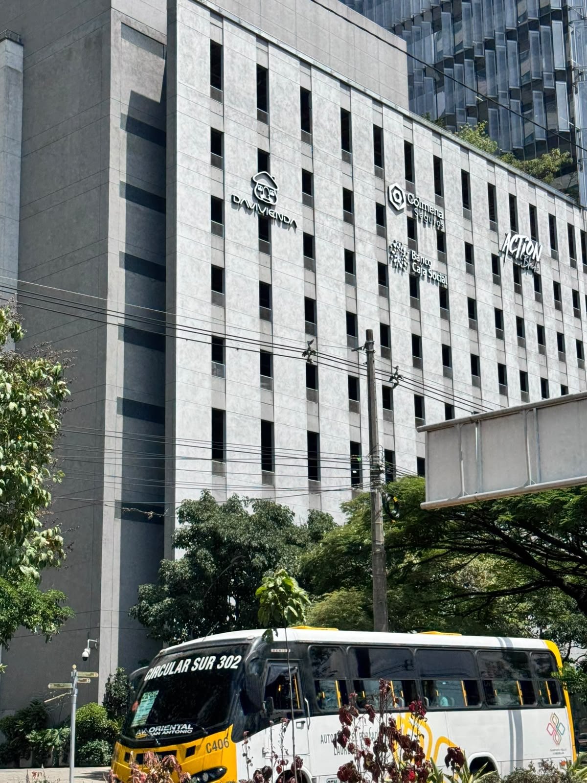 Davivienda — letras corpóreas de fachada, vista de edificio