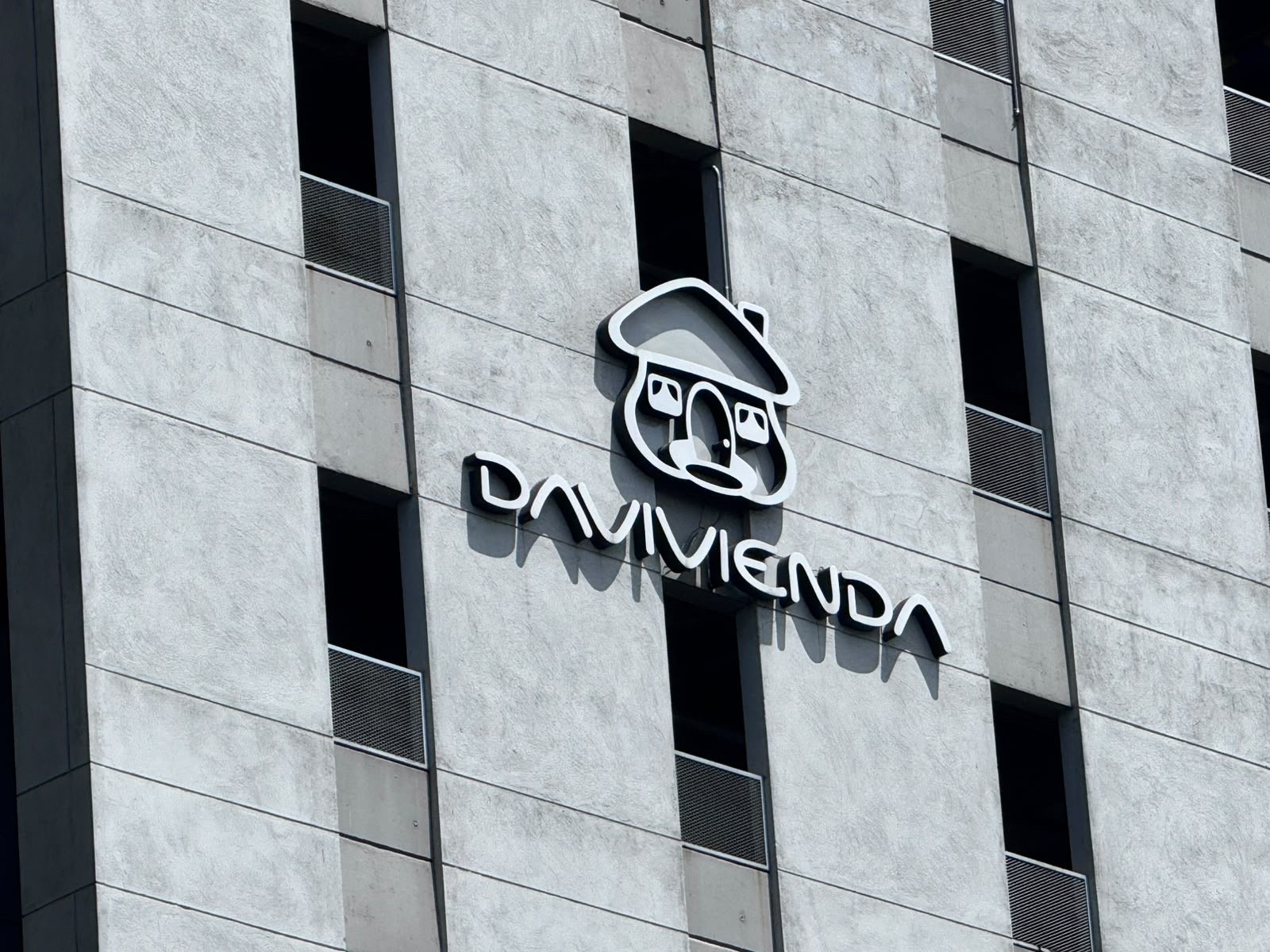Davivienda — logotipo corpóreo en fachada, primer plano