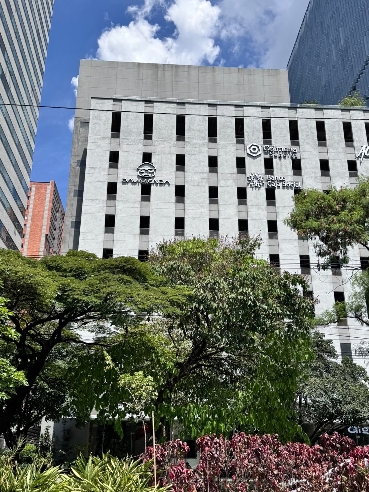 Davivienda — letras corpóreas de fachada en edificio corporativo