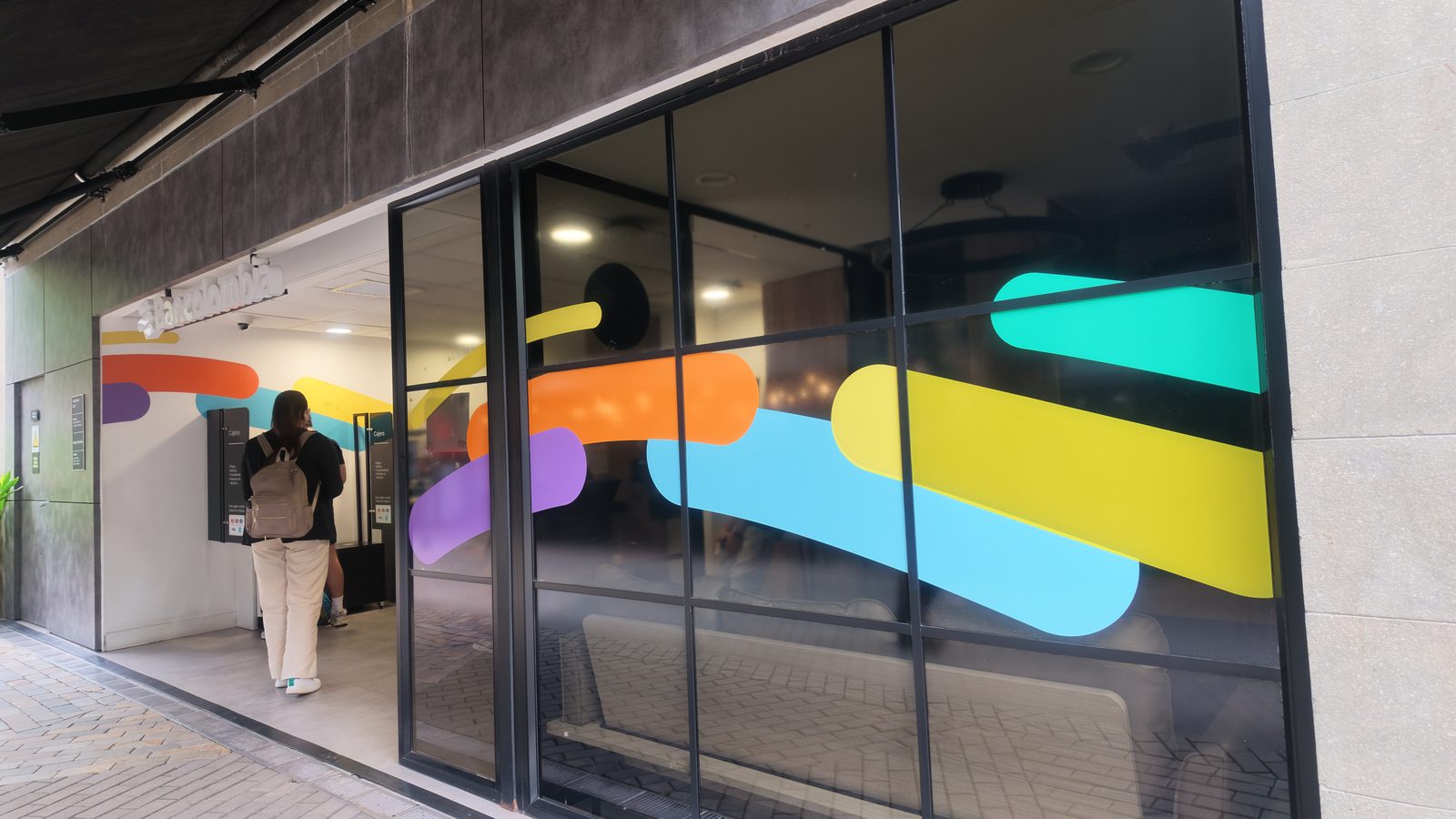 Trazos Bancolombia Eafit — señalización de vitrina