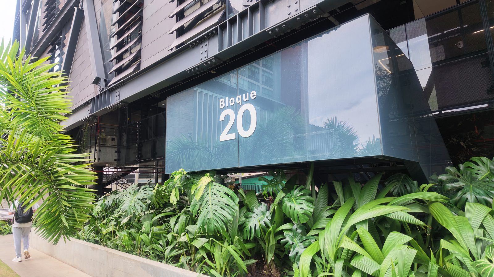 Bloque 20 Eafit — señalización de identificación de edificio